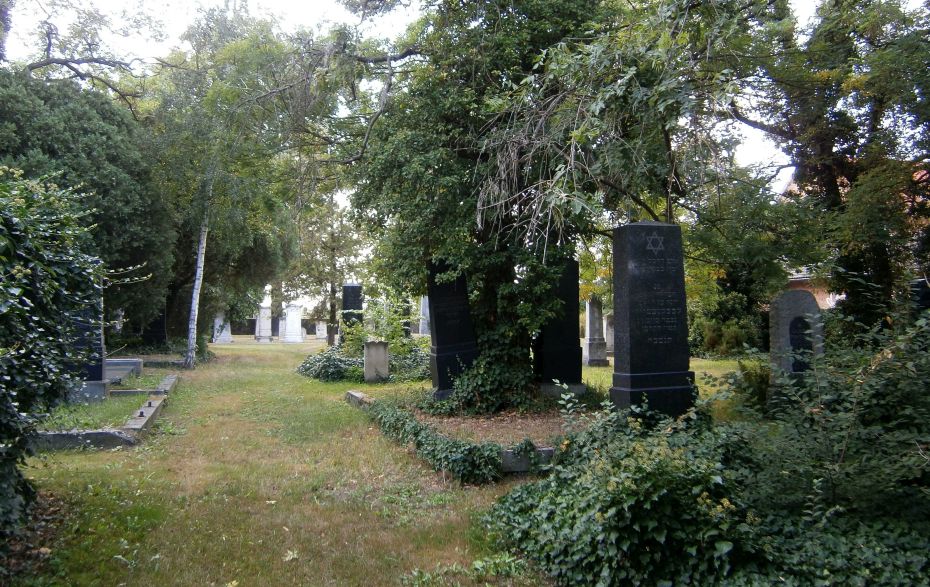 Weg auf einem Friedhof rechts und links mit Grabsteinen
