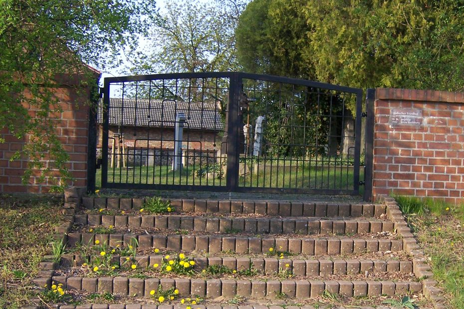Treppe und Eisentor als Zugang zum Friedhof