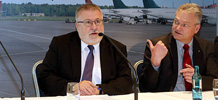 Brandenburgs Flughafenkoordinator Rainer Bretschneider und Technikchef Jörg Marks, Foto: picture alliance/dpa