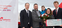 Die „Rekord-Familie“ vor dem Abflug in die Weihnachtsferien: Dr. Till Bunse von der FBB (links) bedankt sich bei James Halter als dem 27-millionsten Passagier dieses Jahres. Von Götz Ahmelmann gab‘s einen Gutschein fürs europäische Streckennetz der Air Berlin. Foto: FBB