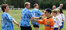 gemeinsam Fussball spielen