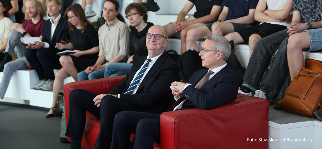 Ministerpräsident und Digitalminister sitzen vor Studenten, Foto: Staatskanzlei Brandenburg