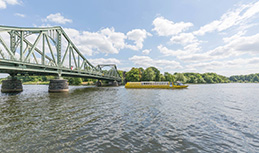 Wassertaxi an der Glienicker Brücke