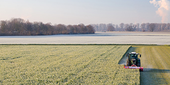 Traktor auf Winterwiese