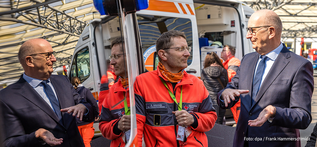 Ministerpräsident Dr. Woidke spricht bei der 4. Blaulichtmeile mit Steffen Hamann vom DRK Cottbus