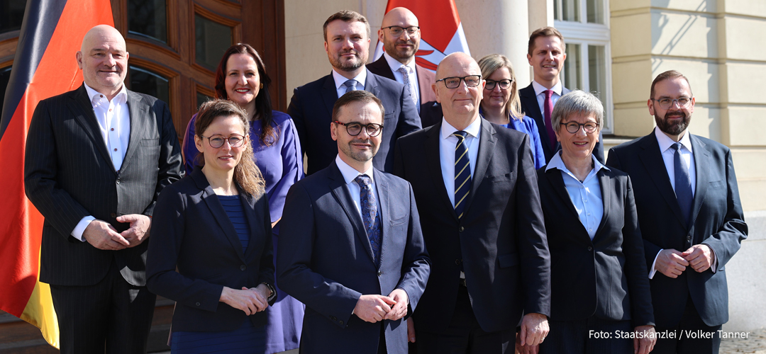 Gruppenfoto vor der Staatskanzlei