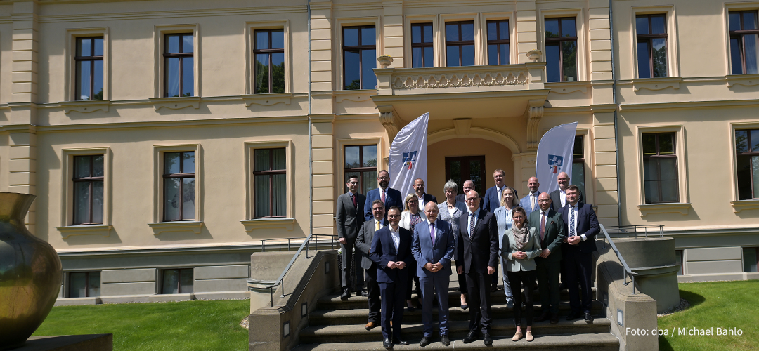 Gruppenfoto vor Schloss Ribbeck