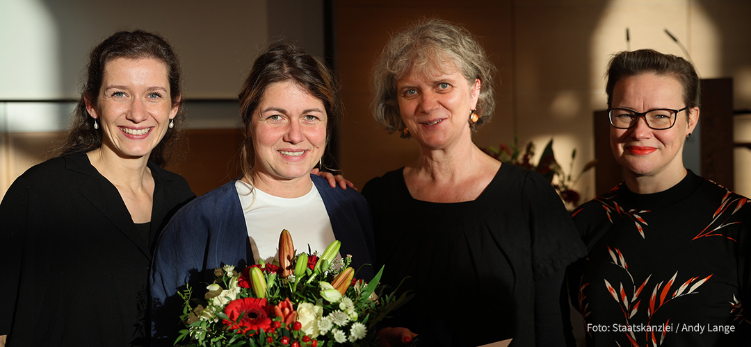 Vier Frauen mit Blumenstrauß
