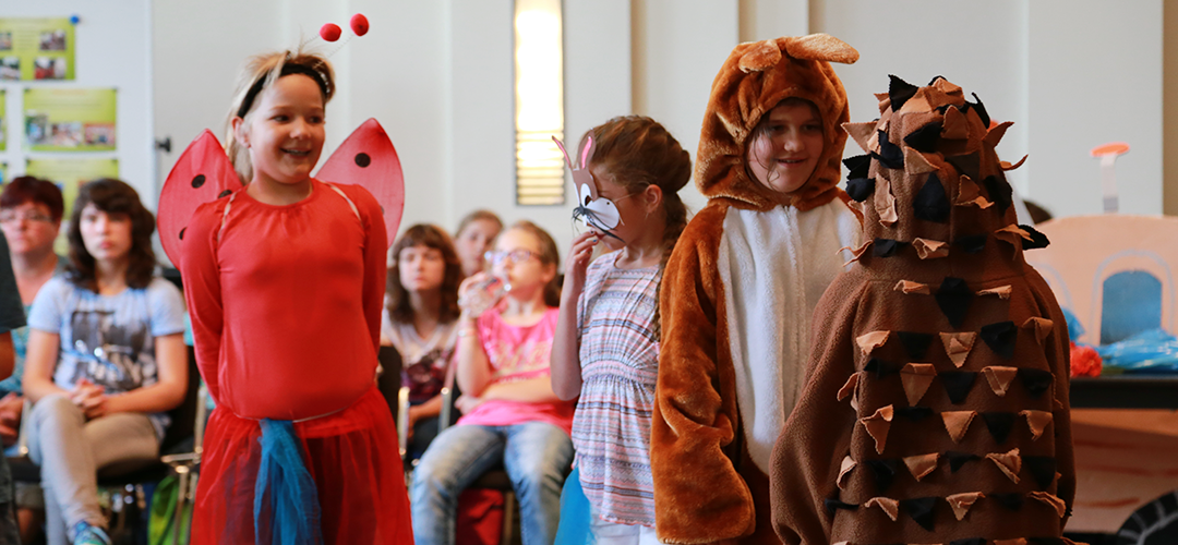 Kinder führen beim Kindertag ein kleines Theaterstück auf