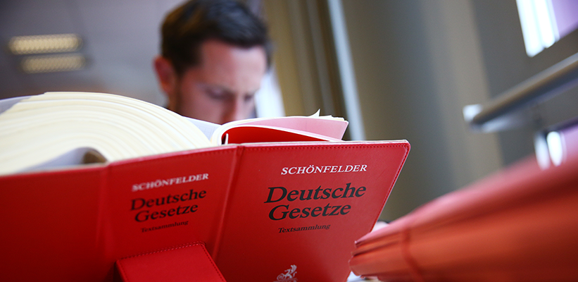 Referendar bei der Arbeit mit Gesetzestexten Referendar bei der Arbeit mit Gesetzestexten