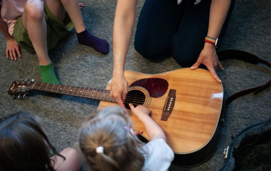 Foto: Wie bringt man die Saiten einer Gitarre zum klingen?