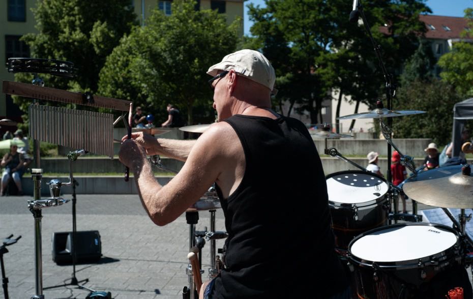 Foto: Andreas v. d. Brandt bei Aufbau des Drum Sets