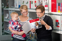 Foto: Mutter mit Kleinkind im Gespräch mit einer Agenturmitarbeiterin Foto: Mutter mit Kleinkind im Gespräch mit einer Agenturmitarbeiterin