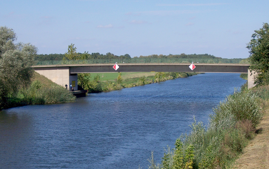 Foto: Brücke über den Kanal