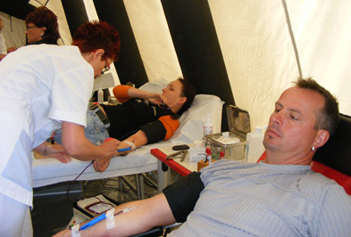 Foto: Blutspende bei der 1. Blutsbrüdertour Foto: Blutspende bei der 1. Blutsbrüdertour
