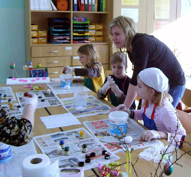 Foto: Kinder bemalen Ostereier unter Anleitung. Foto: Kinder bemalen Ostereier unter Anleitung.