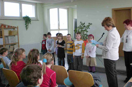 Foto: Schüler stehen vor einer Klasse Foto: Schüler stehen vor einer Klasse