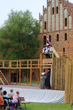 Foto: Theater vor dem Kloster Foto: Theater vor dem Kloster