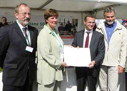 Foto: Gruppenfoto mit Urkunde Foto: Gruppenfoto mit Urkunde