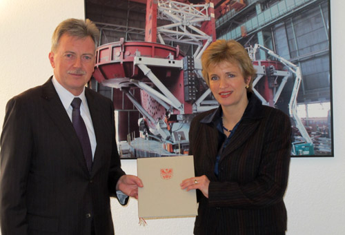 Foto: Herrmann und Münch mit dem Dokument Foto: Herrmann und Münch mit dem Dokument