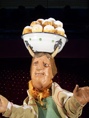 Foto: Teufel mit einer Schüssel voll Pfannkuchen auf den Hörnern Foto: Teufel mit einer Schüssel voll Pfannkuchen auf den Hörnern