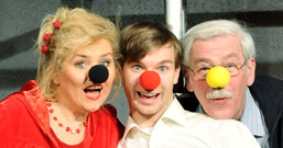Foto: 3 Kabarettisten mit Clownsnasen in Schwarz, Rot und Gelb Foto: 3 Kabarettisten mit Clownsnasen in Schwarz, Rot und Gelb