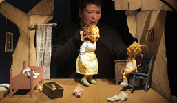 Foto: Szene mit zwei Puppen und der Puppenspielerin Foto: Szene mit zwei Puppen und der Puppenspielerin