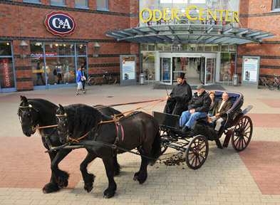 Foto: Kutsche vor dem Oder-Center Foto: Kutsche vor dem Oder-Center