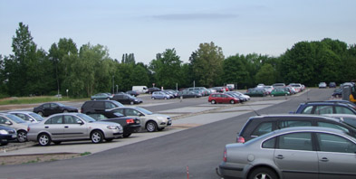 Foto: Parkplatz mit mehreren Pkws Foto: Parkplatz mit mehreren Pkws
