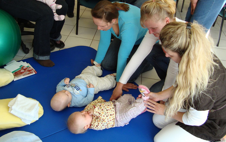 Foto: mehrere Mütter mit ihren Kleinkindern