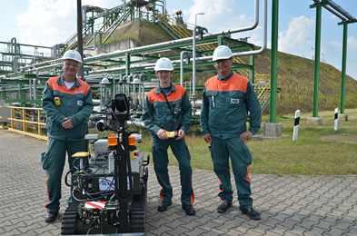 Gruppenfoto mit Roboter Gruppenfoto mit Roboter