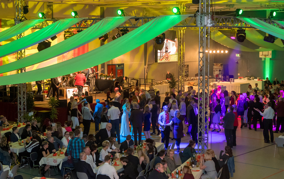 Foto: gut gefüllte Tanzfläche beim Sportlerball Foto: gut gefüllte Tanzfläche beim Sportlerball
