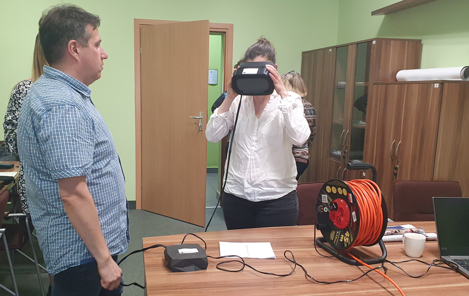 Foto: Frau mit Virtual-Reality-Brille, daneben steht ein Mann, auf dem Tisch weitere Technik Foto: Frau mit Virtual-Reality-Brille, daneben steht ein Mann, auf dem Tisch weitere Technik