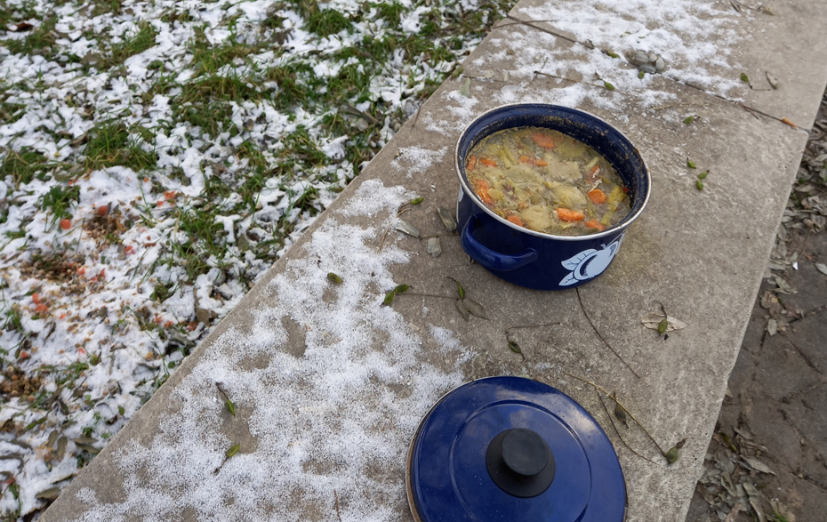 Foto: draußen abgestellter Topf mit Suppe Foto: draußen abgestellter Topf mit Suppe