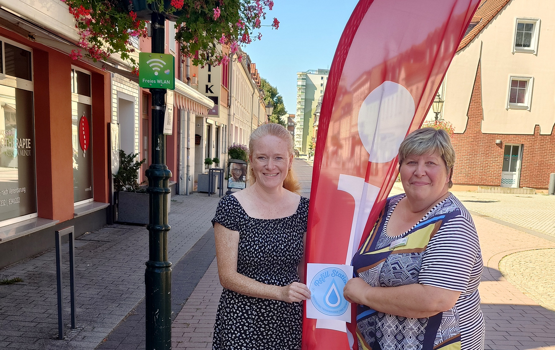 Foto: 2 Frauen den Aufkleber in der Vierradener Straße Foto: 2 Frauen den Aufkleber in der Vierradener Straße