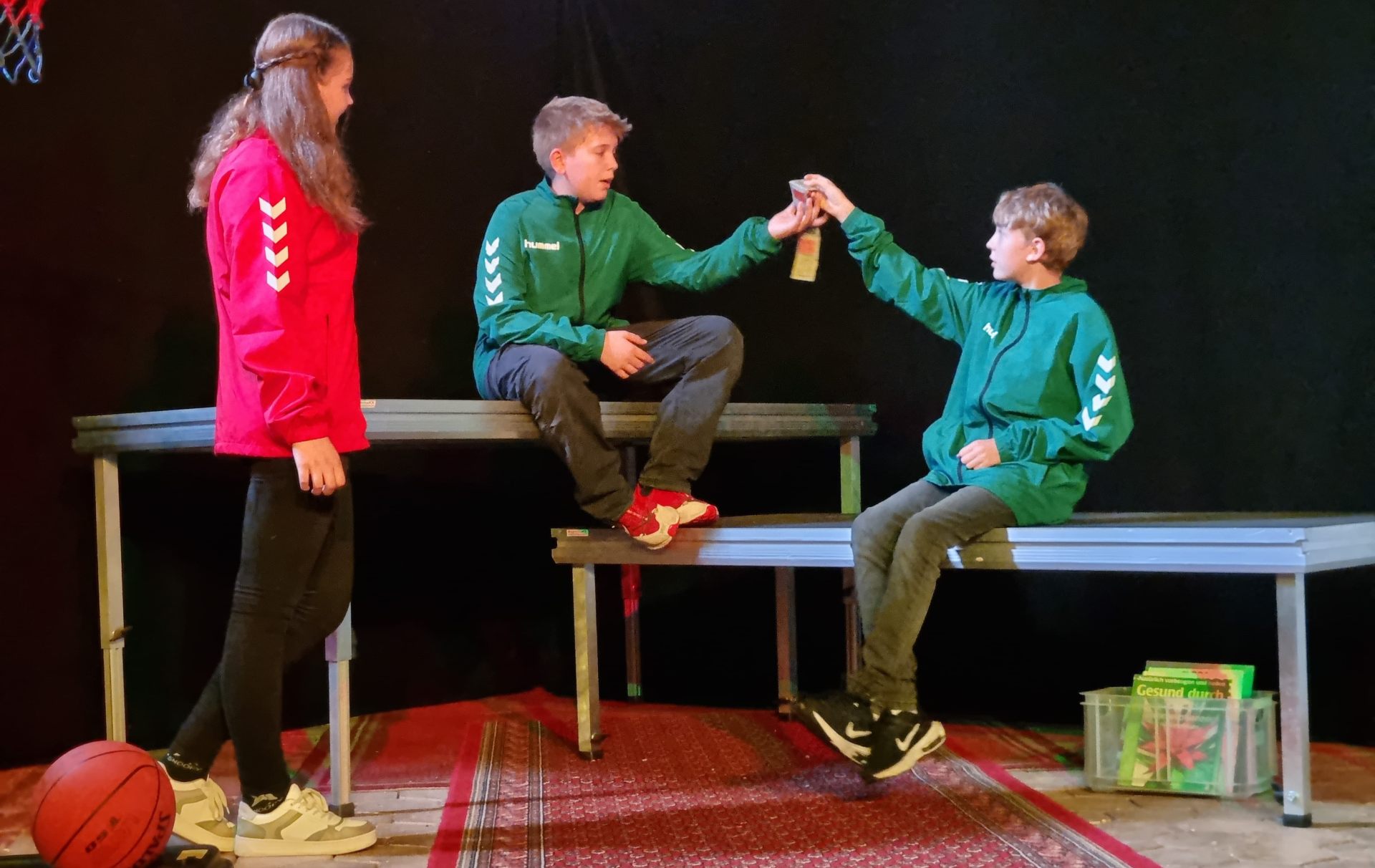 Foto: 3 Jugendliche beim Theaterspielen Foto: 3 Jugendliche beim Theaterspielen
