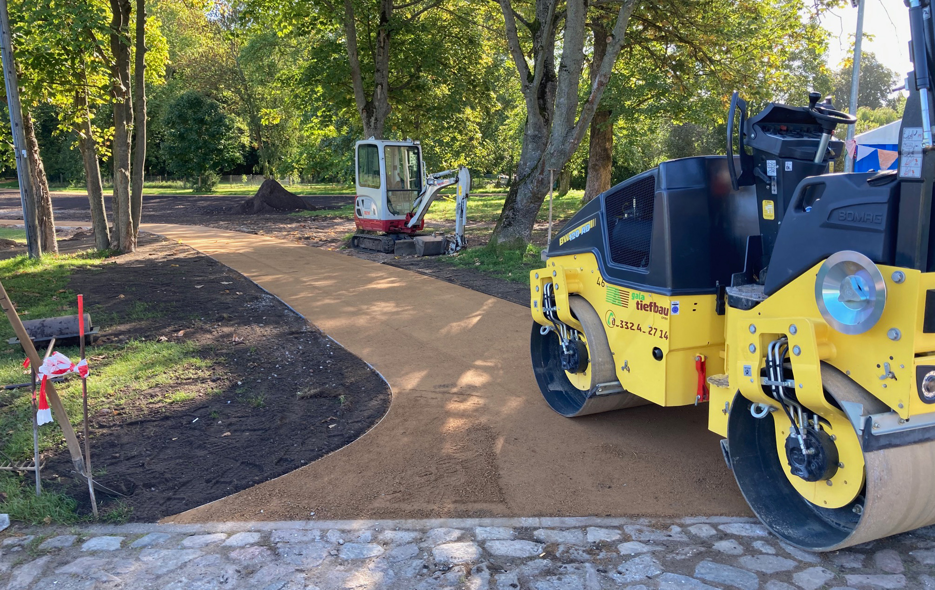 Foto: Baustelle Gehweg mit schwerem Gerät