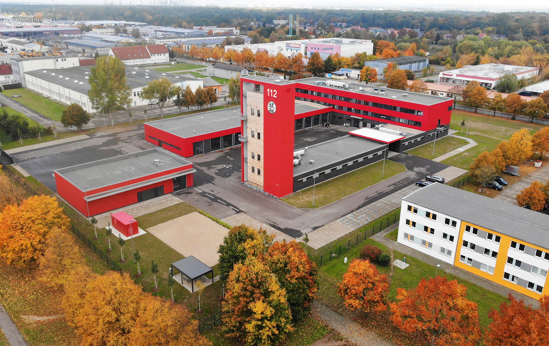 Drohnebild: Gebäudekomplex mit Turm