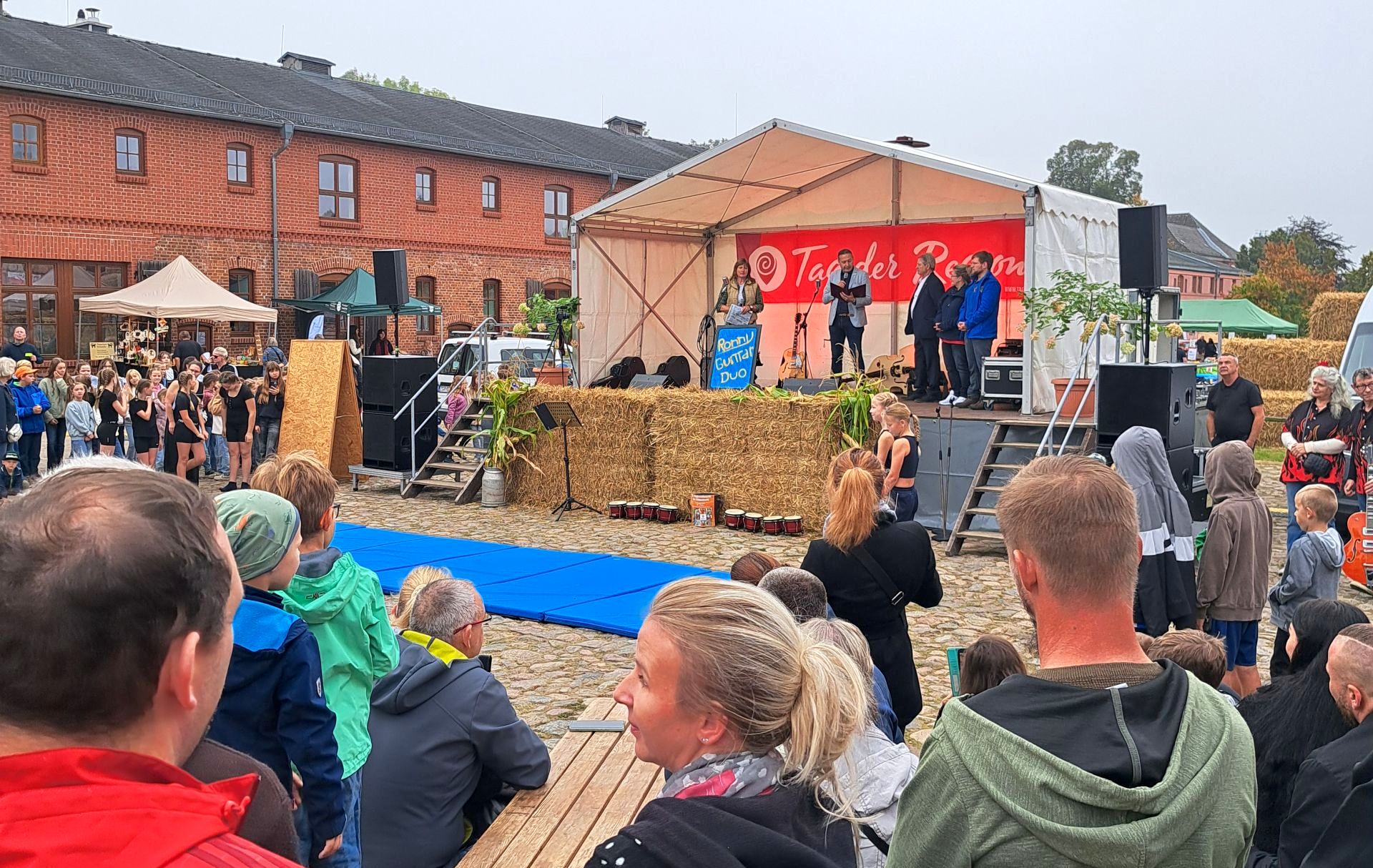 Foto: Personen vor der Bühne