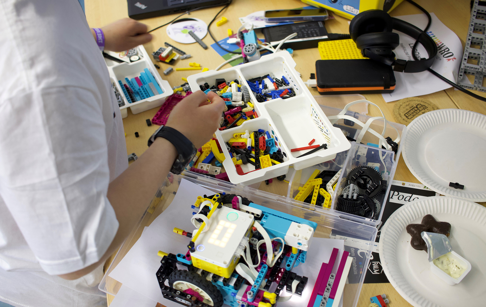 Foto: Lego und andere Baumaterialien Foto: Lego und andere Baumaterialien