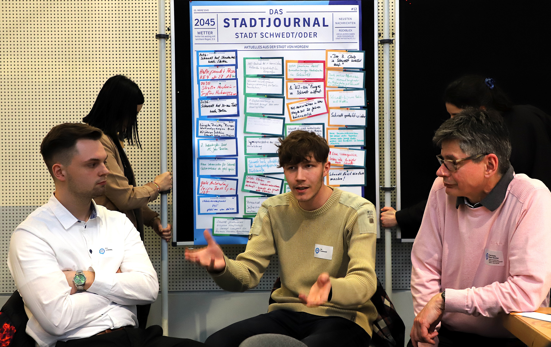 Foto: 3 Personen diskutieren miteinander Foto: 3 Personen diskutieren miteinander