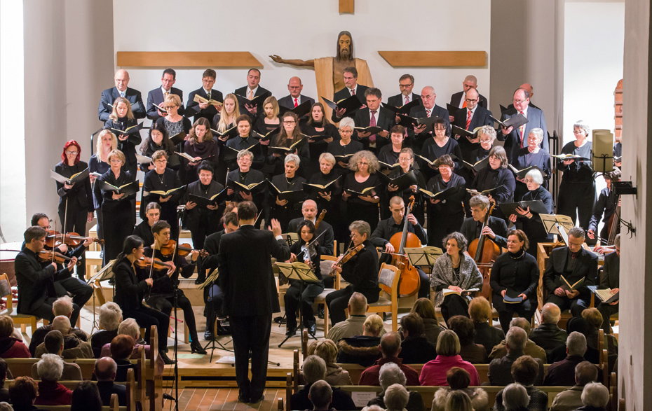 Foto: singender Chor und spielendes Streichensemble in der Kirche Foto: singender Chor und spielendes Streichensemble in der Kirche