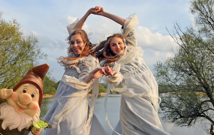 Foto: ein Zwerg und 2 Feen vor der Flussaue Foto: ein Zwerg und 2 Feen vor der Flussaue