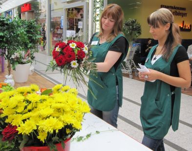 Foto: zwei Floristinnen im Center Foto: zwei Floristinnen im Center