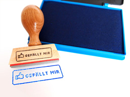 Foto: Stempel und Stempelkissen, um „Gefällt mir“ zu stempeln Foto: Stempel und Stempelkissen, um „Gefällt mir“ zu stempeln
