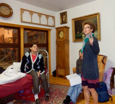 Foto: Drei Frauen im Verkaufsraum des Antikhandels Foto: Drei Frauen im Verkaufsraum des Antikhandels