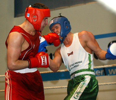 Foto: 2 Boxer in Aktion während eines Wettkampfes Foto: 2 Boxer in Aktion während eines Wettkampfes