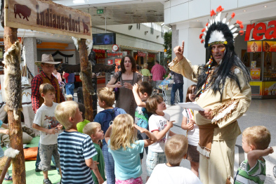 Foto: Indianerhäuptling mit Kindern im Oder-Center-Indianerfort Foto: Indianerhäuptling mit Kindern im Oder-Center-Indianerfort