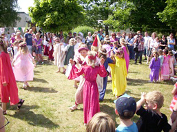 Foto: tanzende Kinder in Kostüm