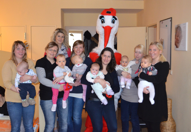 Gruppenfoto mit Flinky und Müttern mit ihren Babys Gruppenfoto mit Flinky und Müttern mit ihren Babys